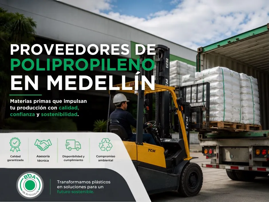 Proveedor de polipropileno en Medellín cargando materias primas plásticas para la industria en las instalaciones de Bioplast de Antioquia.